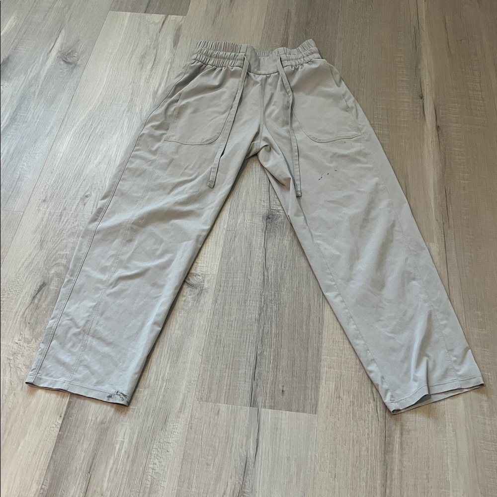 Lululemon Lightweight Mid-Rise Barrel-Leg Cropped Pant